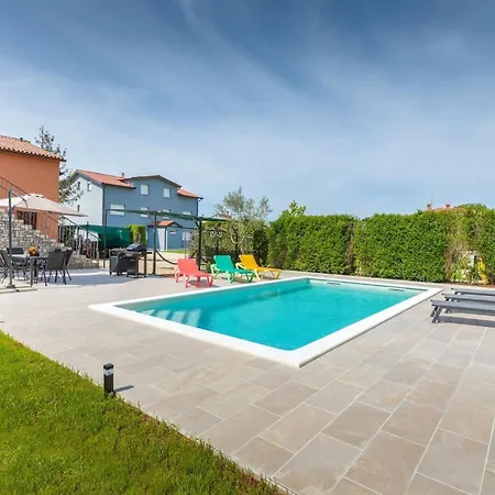 Dori With Private Pool Holiday home *